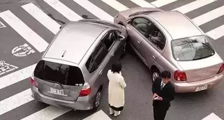 <a  data-cke-saved-href='http://sdjtaq.cn/qljj' href='http://sdjtaq.cn/qljj'>交警</a>手把手教你!出了事拍照取证抓这几点...