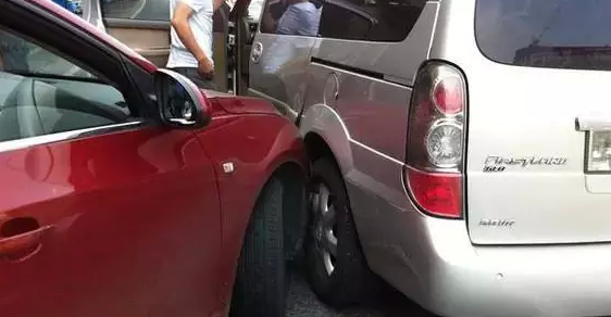 <a  data-cke-saved-href='http://sdjtaq.cn/qljj' href='http://sdjtaq.cn/qljj'>交警</a>手把手教你!出了事拍照取证抓这几点...