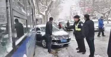 <a  data-cke-saved-href='http://sdjtaq.cn/qljj' href='http://sdjtaq.cn/qljj'>交警</a>手把手教你!出了事拍照取证抓这几点...