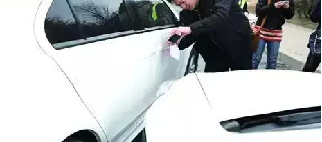 <a  data-cke-saved-href='http://sdjtaq.cn/qljj' href='http://sdjtaq.cn/qljj'>交警</a>手把手教你!出了事拍照取证抓这几点...