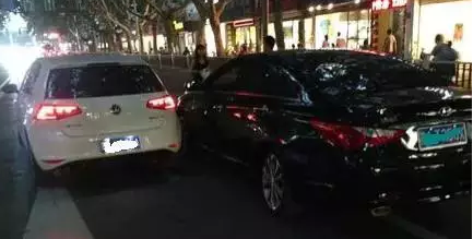 <a  data-cke-saved-href='http://sdjtaq.cn/qljj' href='http://sdjtaq.cn/qljj'>交警</a>手把手教你!出了事拍照取证抓这几点...